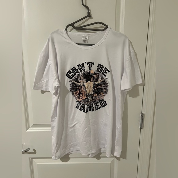 “Can’t be Tamed” Graphic Tee with Western Design - Picture 3 of 4